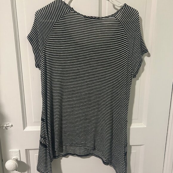 BCBGMAXAZRIA Black and White Striped Top Asymmetrical hem - Picture 3 of 3